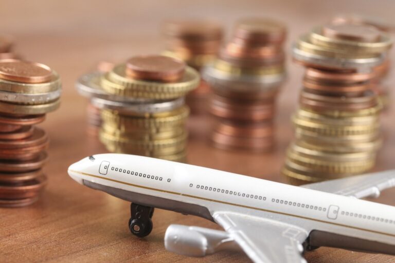 Pilots,Strike,Collective,Agreement,Airplane,With,Money